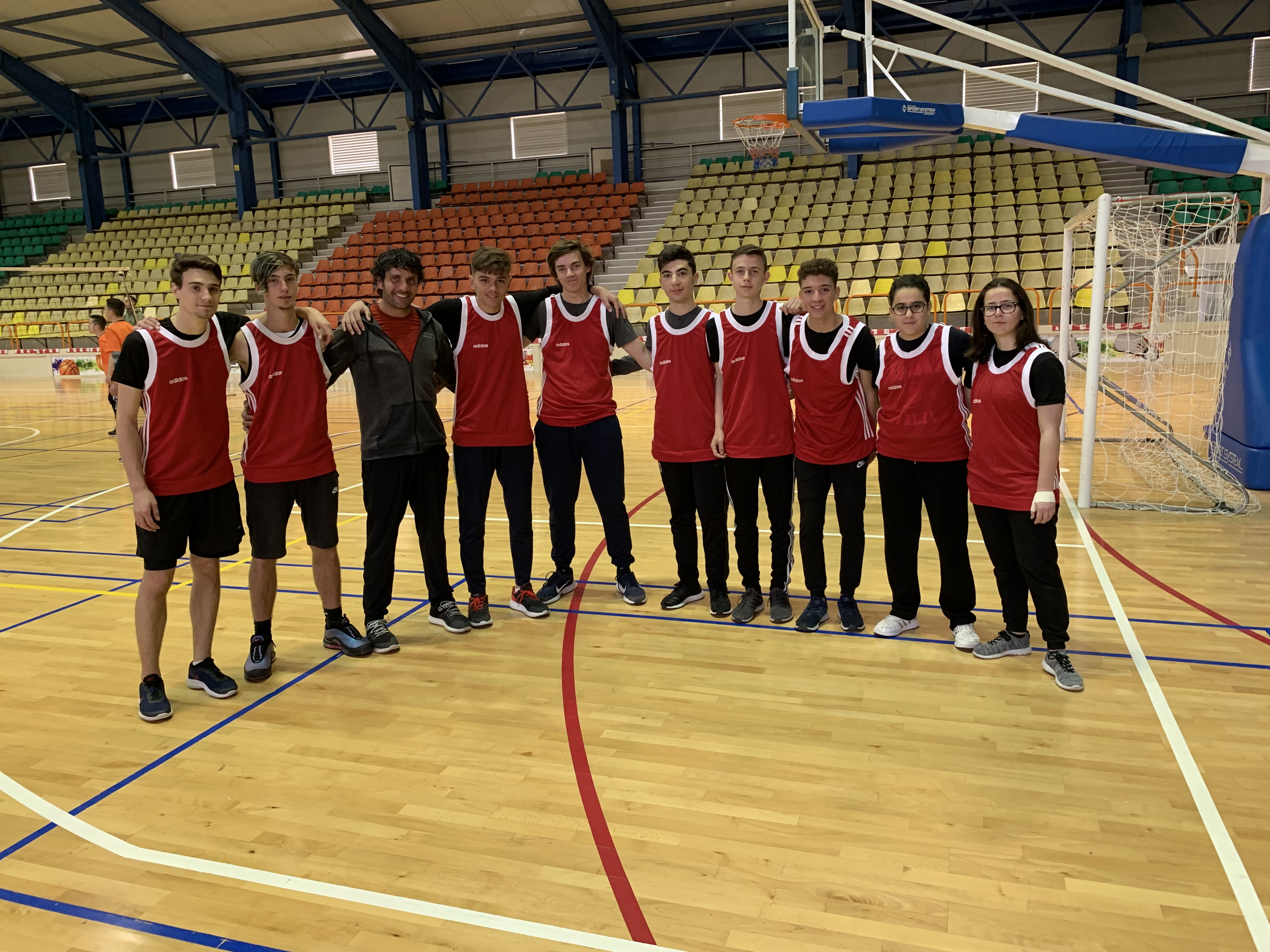 basketball team posing for a photo.