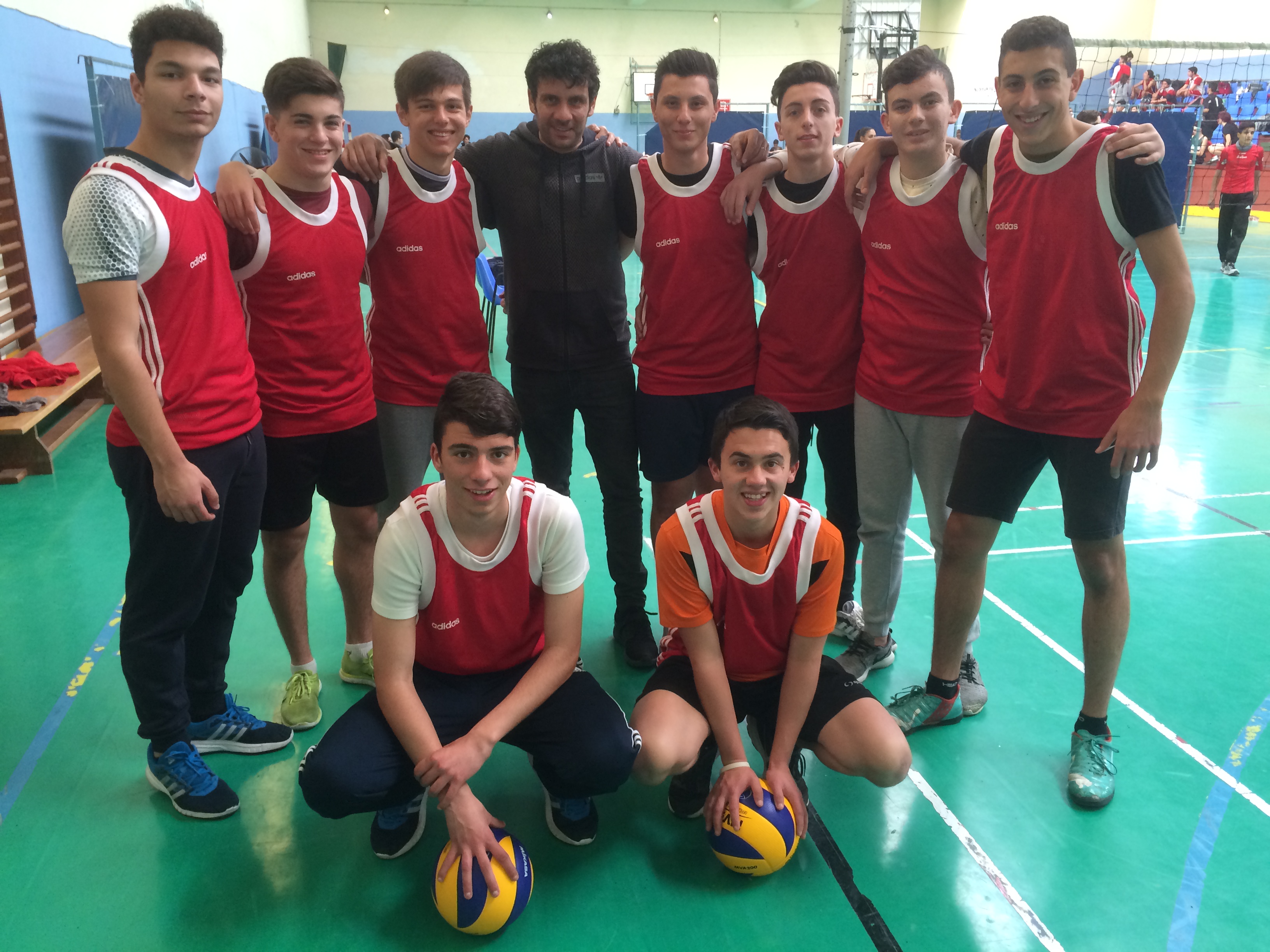 handball team posing for a photo.